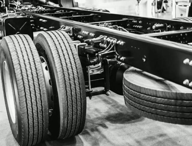 Qual a diferença entre chassi e carroceria?